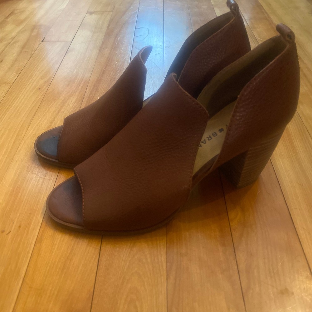 Lucky Brand Women's Brown Leather Upper 3" Chunk Heal Open toe  Sandal‎